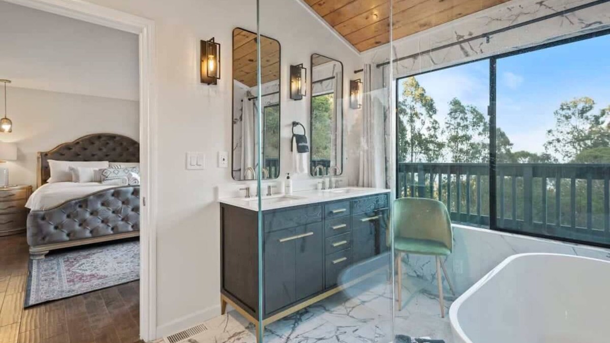 Brisbane House | @ Marbella Lane - 3BR Penthouse Suite |SF|Parking