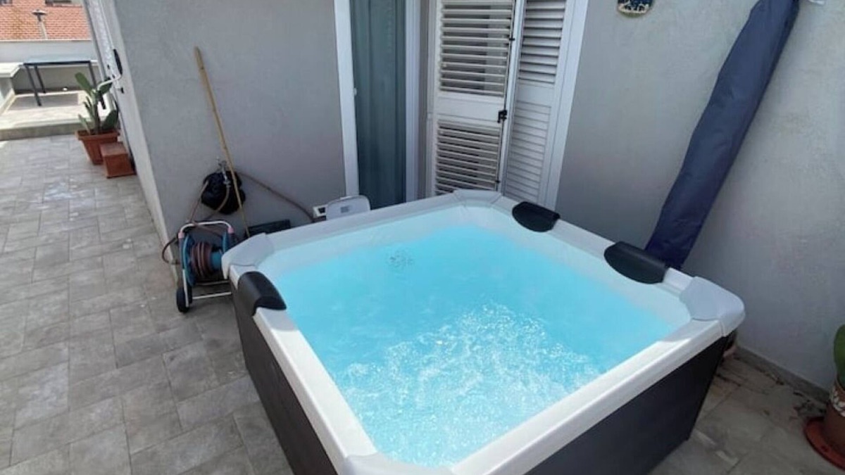 Livorno House | Marco's terrace with pool near the station