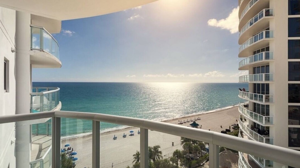 Sunny Isles Beach Hotel | Marenas Ocean View Apartment
