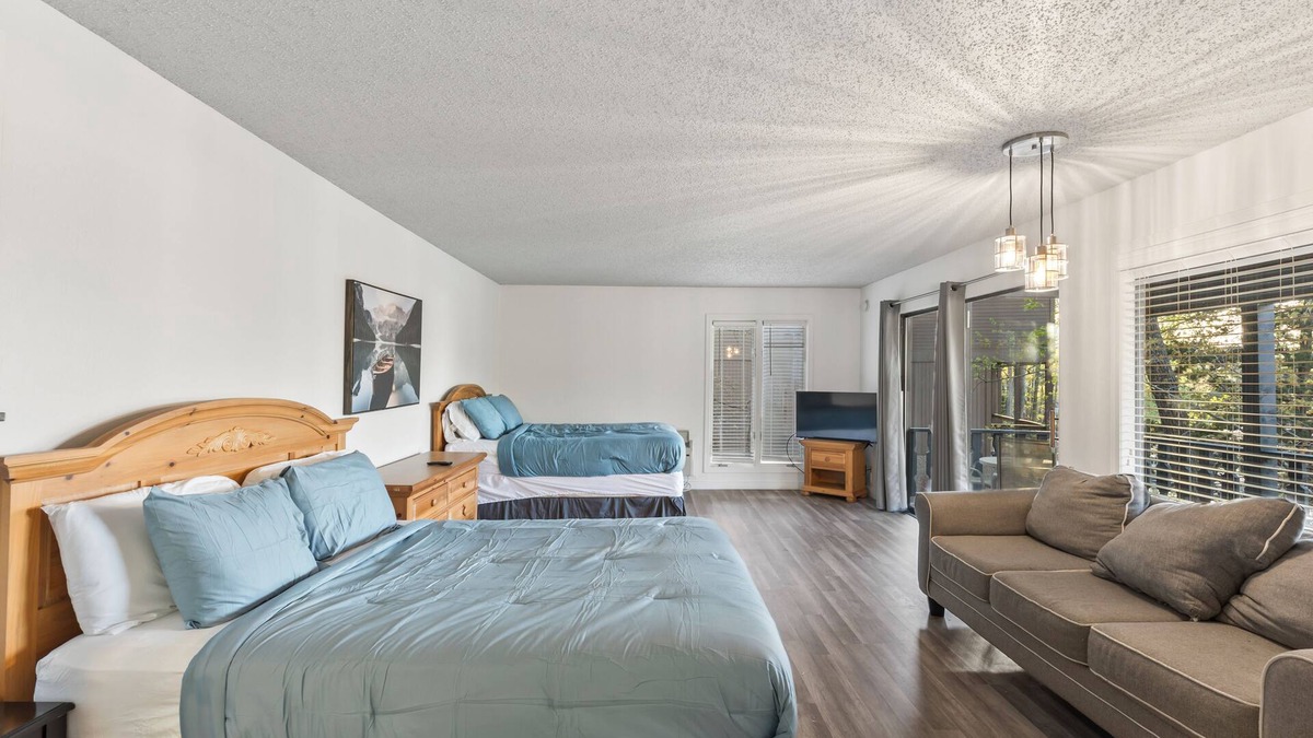 Osage Beach Cottage | Margaritaville - Private Suite w/TV, extra couch!