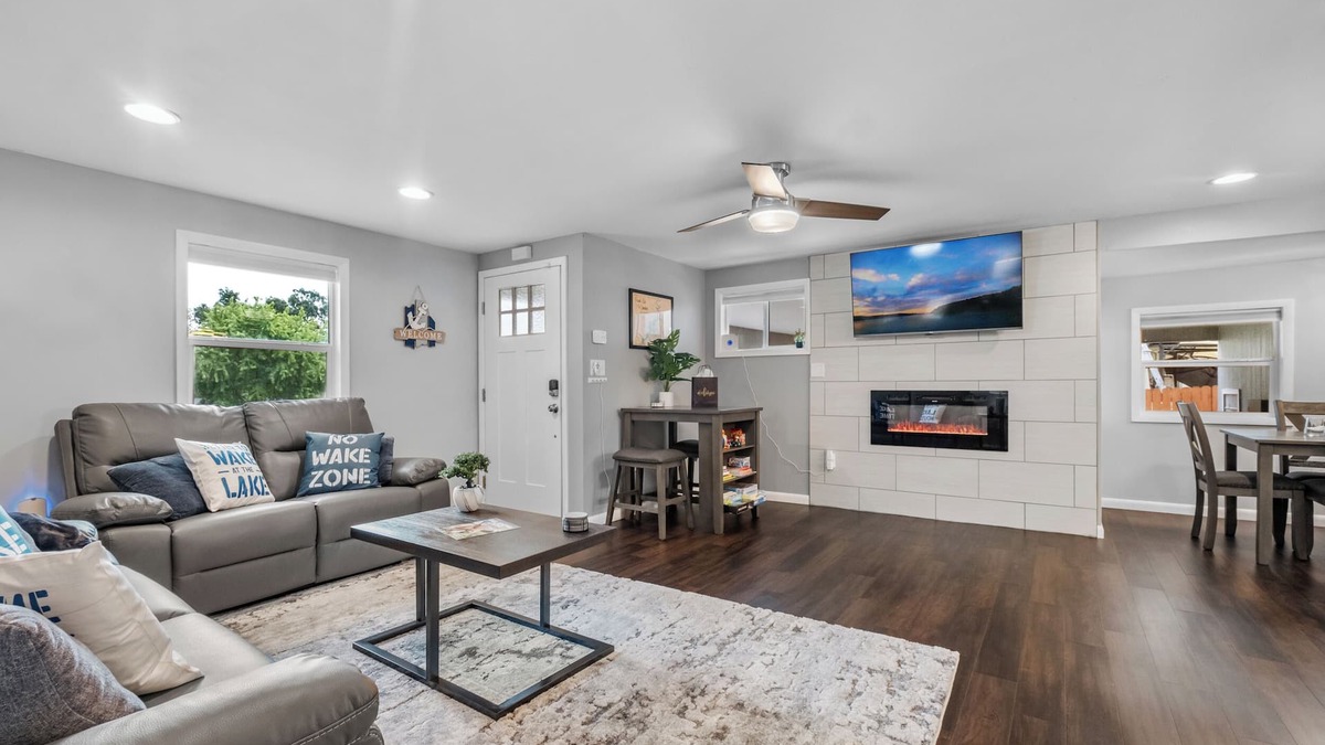 Grove House | Marina Breeze: Lake View> Central To Grove & Grand