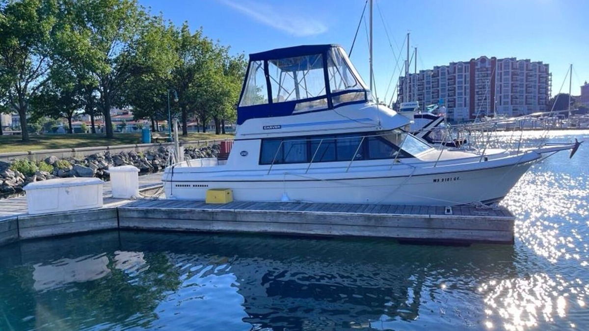 Racine Boat Rental | Marina Life II - 28 Carver @ Reef Point Marina