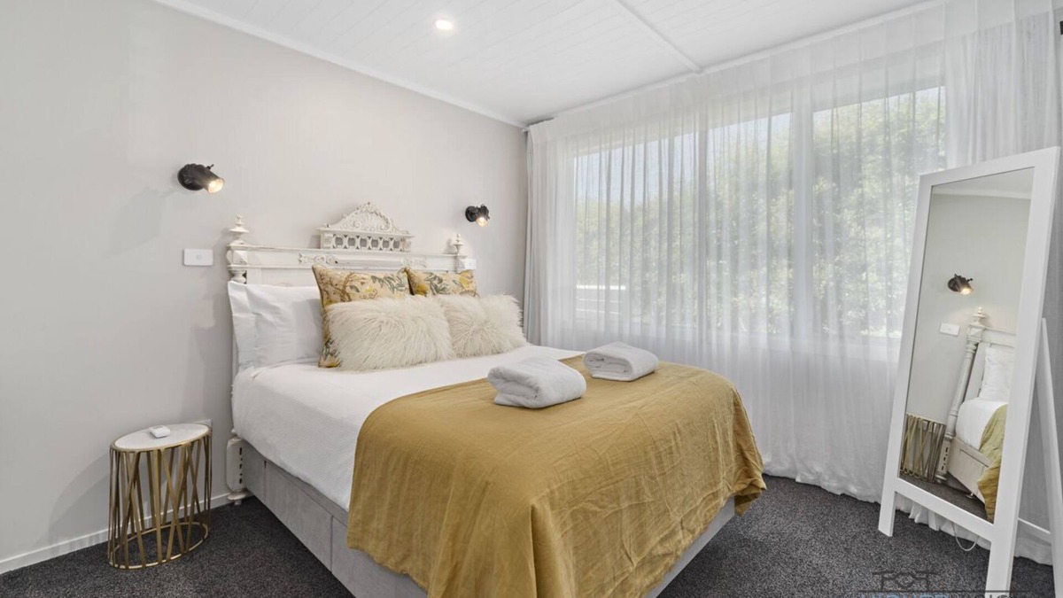 Taupo House | Marina Views, Outdoor Bath, Bikes, Paddle-boards, Close to Town
