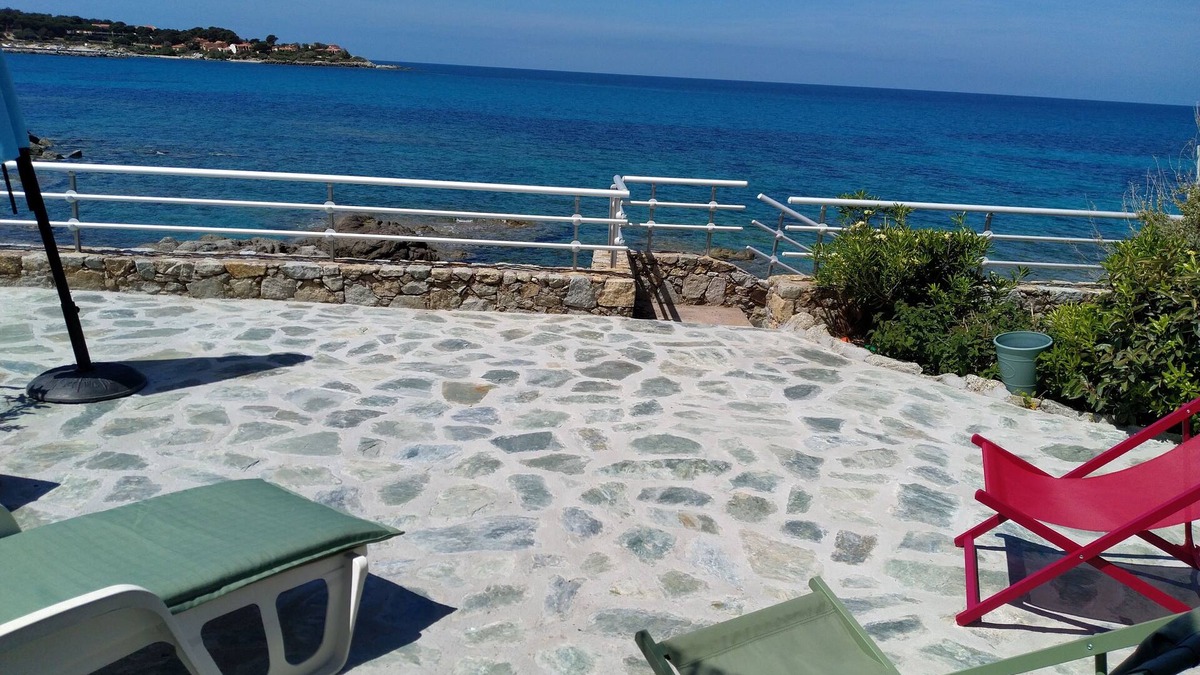 Marine de Saint Ambroggio House | Marine sant'ambroggio air-conditioned mini villa with direct sea access