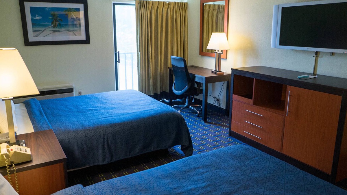 West Yarmouth Hotel | Mariner Motor Lodge- "Where People Come By Choice And Not By Chance".
