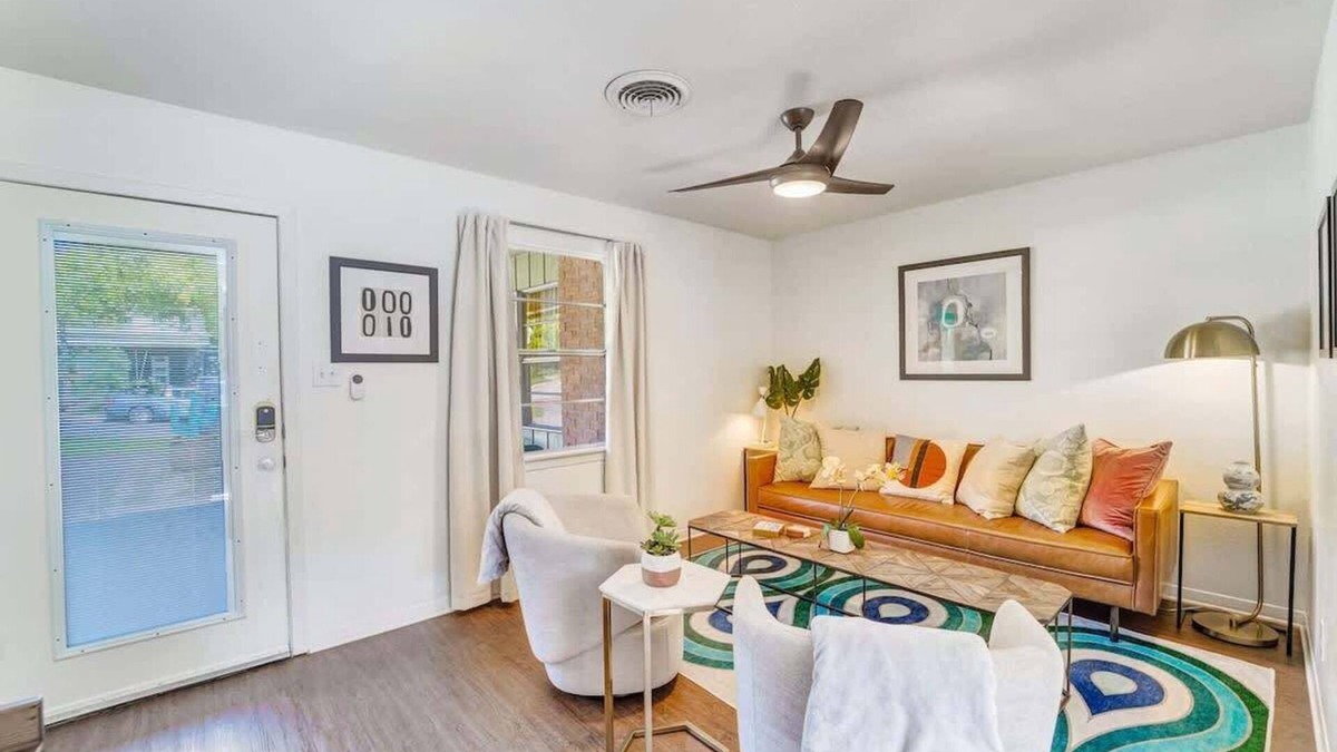 Greater South River City House | Mariposa B | Bright Stay + Sleeps 5 & Patio