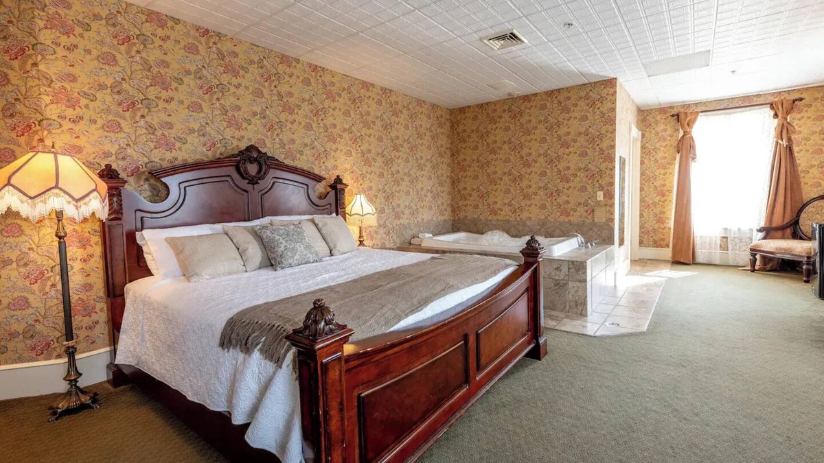 Geneseo Bed & Breakfast | Mark Twain Room - Big Tree Inn - In-Room Jacuzzinn