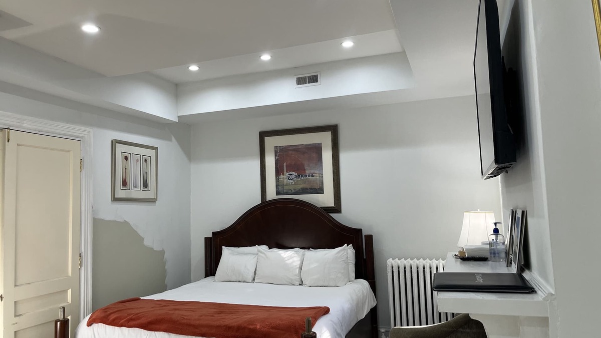Columbia Heights House | “Mark”- Victorian Brownstone - 9 Beds