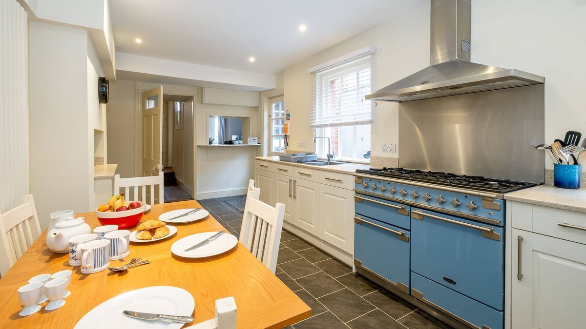 Aldeburgh Apartment | Market Place - sleeps 8 guests in 4 bedrooms