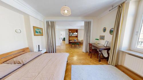 Gmunden Apartment | Marktplatz Mountain View