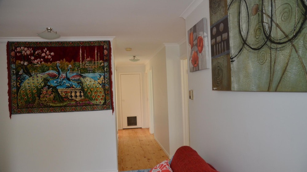 Kilsyth House | Maroondah 3 Bedroom house - Dogs welcome, peaceful large garden free parking