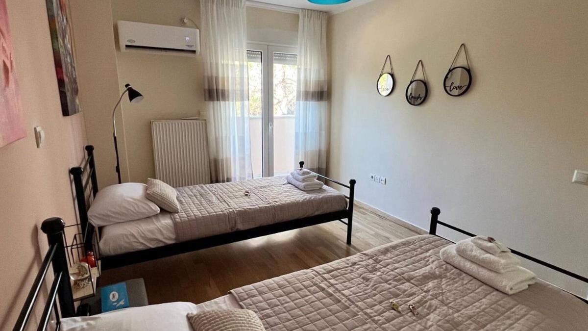 Vrilissia Villa | Marousi Escape - Conveniently situated - Quiet, Green & 5 min walk from trains