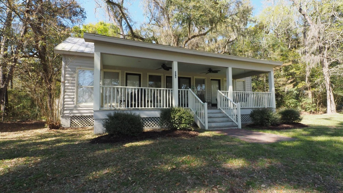Knowles Island Plantation Cottage | Marsh-view Cottage in the Woods: surrounded by majestic oaks, birdsong & marsh!