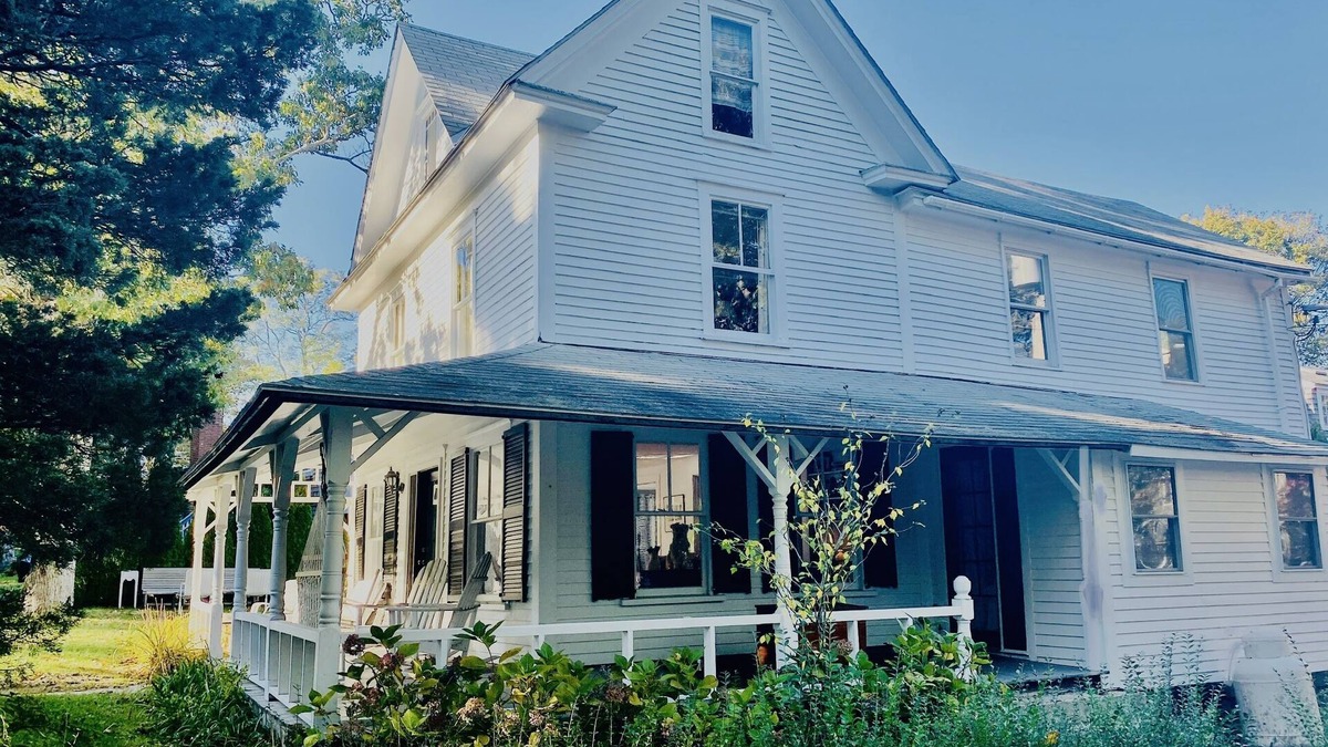East Chop House | Martha’s Vineyard 7 Bedroom Vintage Home! 15 min walk to beaches and Oak Bluffs!