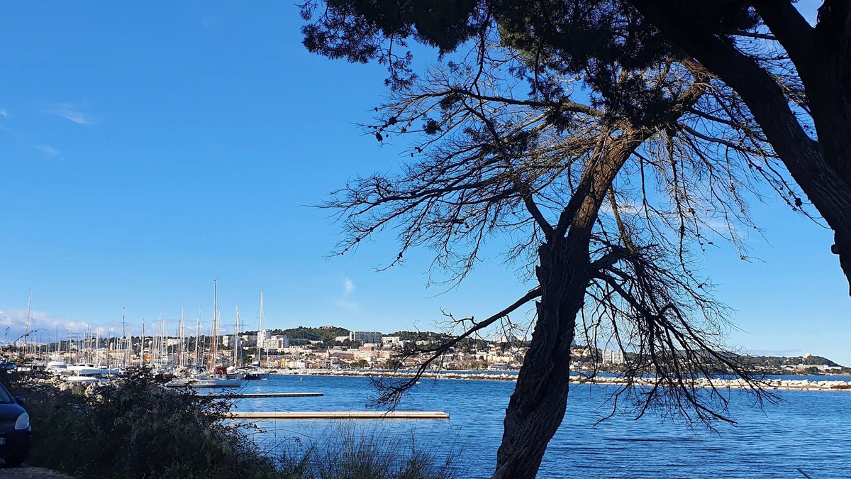 Martigues Condo | Martigues, superb studio (2)opposite the Etang de Berre