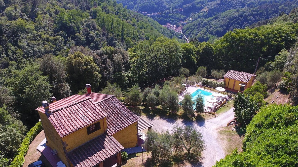 Pescia Villa | Martina&VanessaResidence panoramic pool exclusive use,WiFi,trakking trail