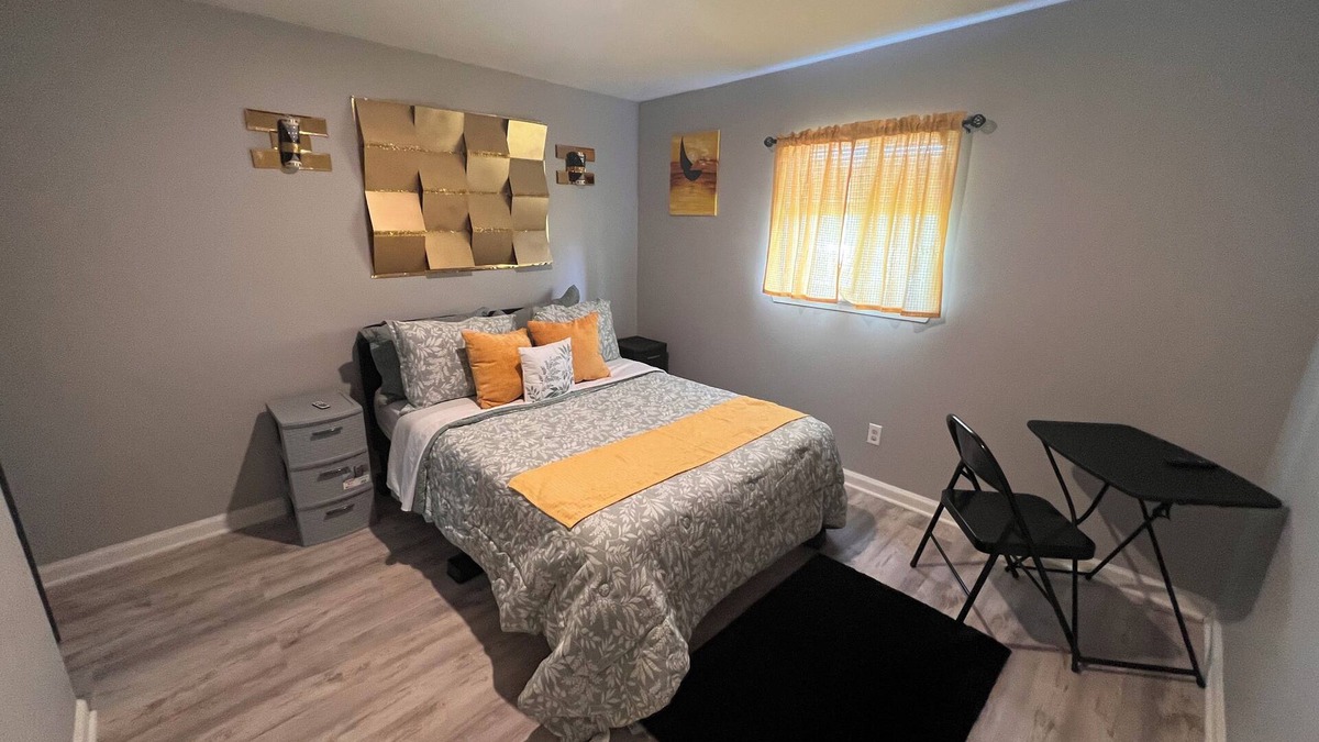 Bridgeview/Greenlawn House | Marvelous 3-bedroom house in Baltimore with WiFi, AC, Smart TV. Travel Royally!