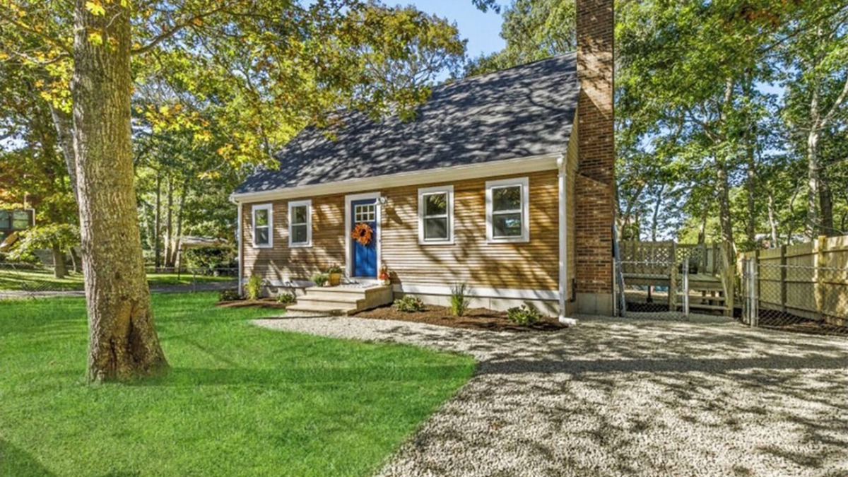 Plymouth House | Marvelous 4-bed 2-bath house in Plymouth, walking distance to the beach.