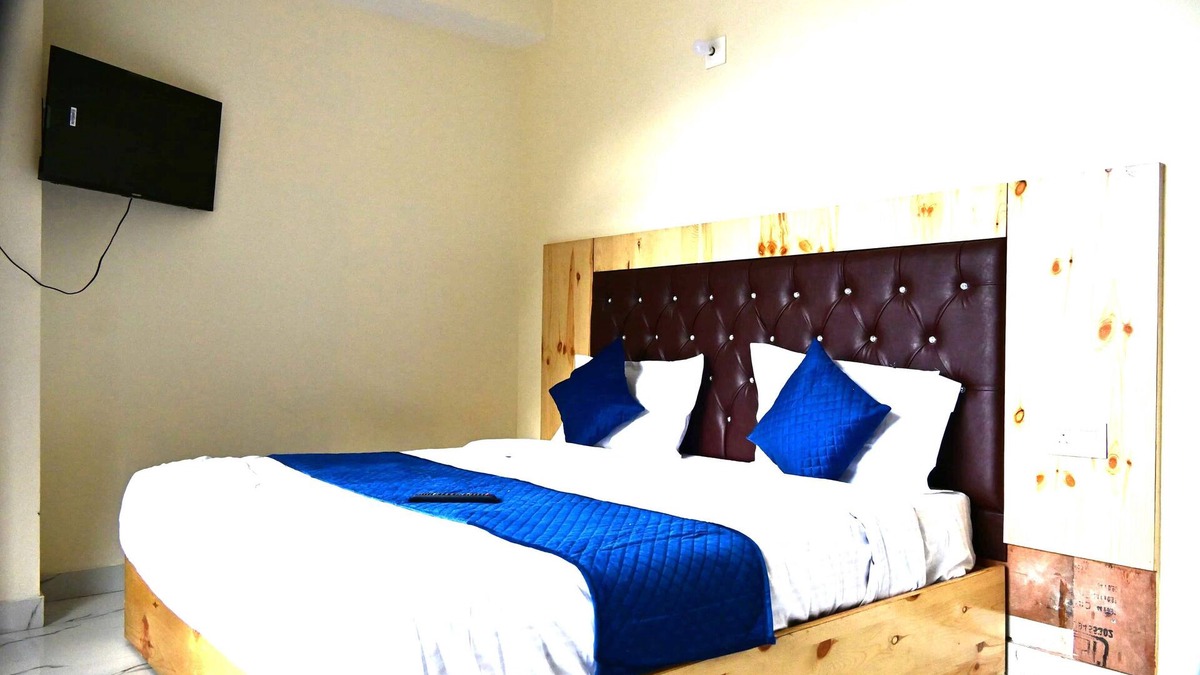 Burwa Hotel | Marvelous 5-bedroom hotel with WiFi in Manali