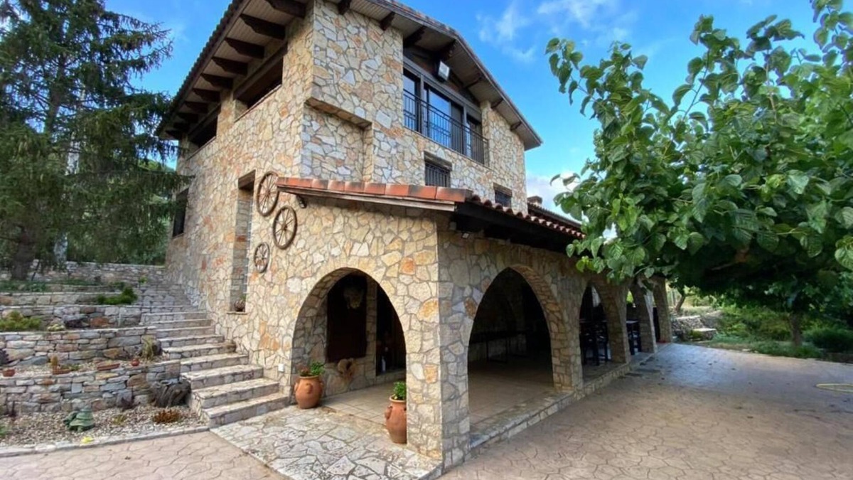 Riudecols House | Masía de piedra con piscina