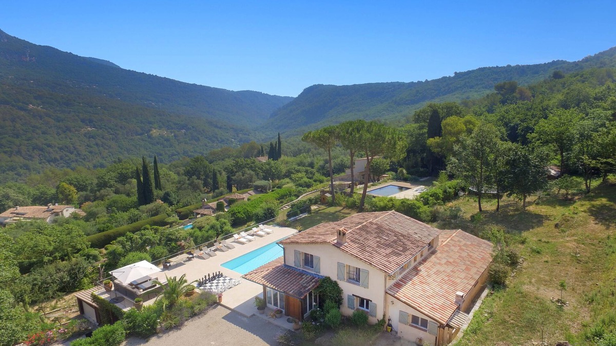 Le Rouret House | Mas des Amis set in Spectacular settings with stunning panoramic views!