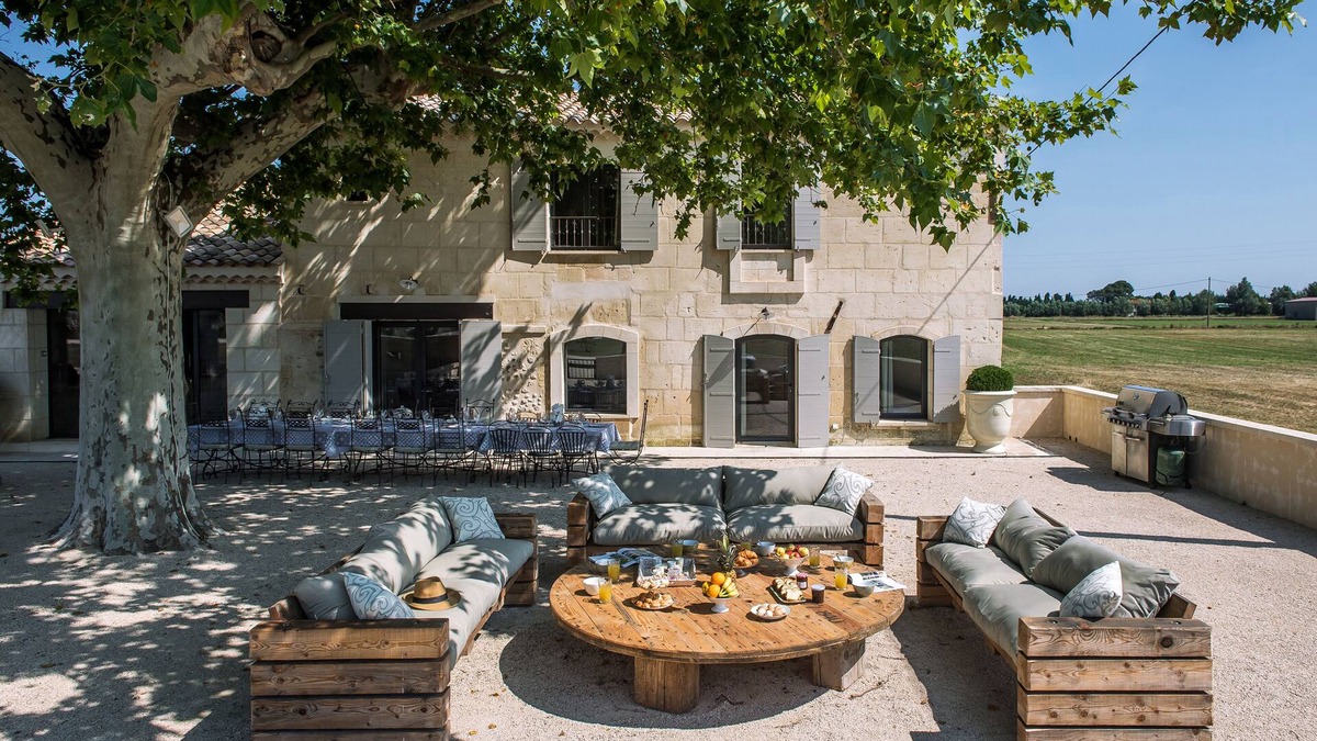Arles House | Mas "LEGRAND", 18th century farmhouse, sleeps 15. 8 bedrooms, 8 bathrooms