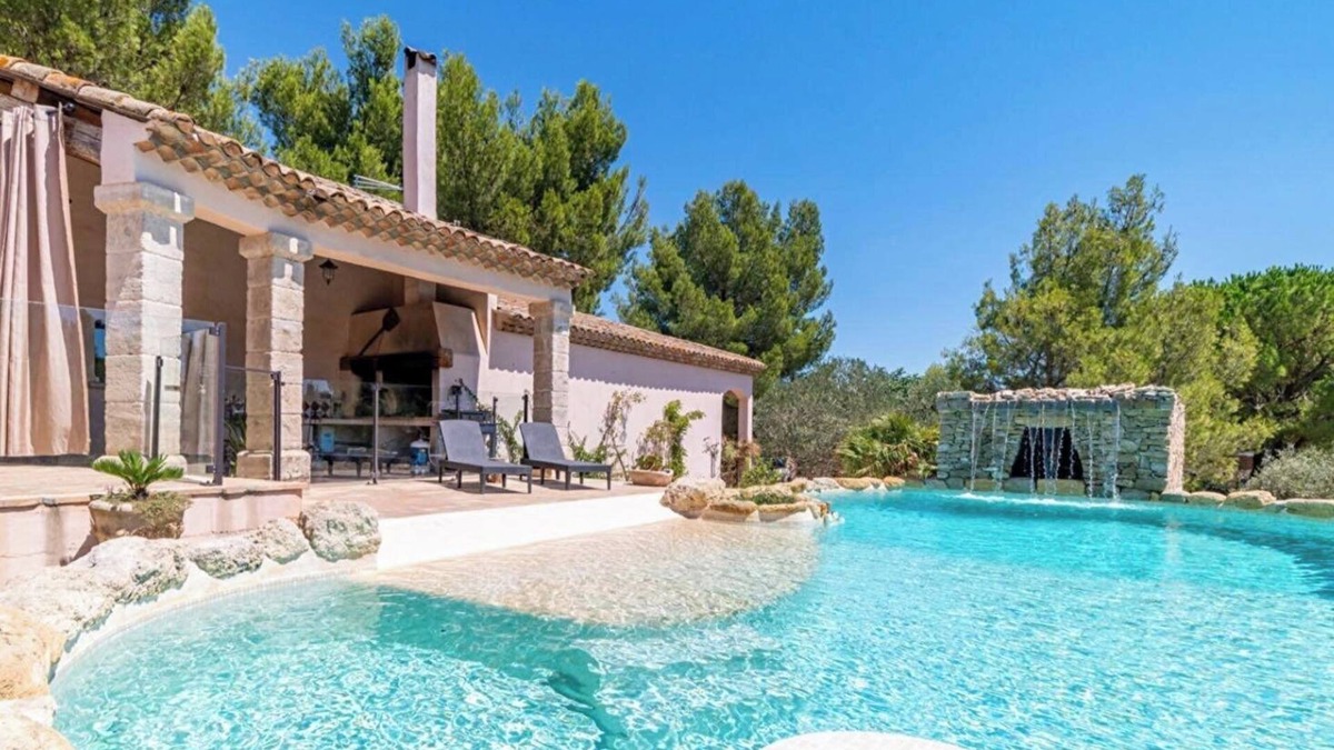 Poussan Villa | Mas provençal with infinity pool, pétanque court, billiards table