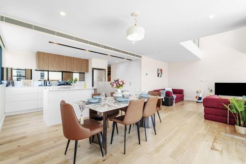 Mascot Apartment | Mascot Spacious Loft Apt Near Train