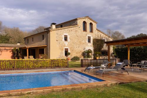 Bescano House | Masia elegant amb jardí i piscina