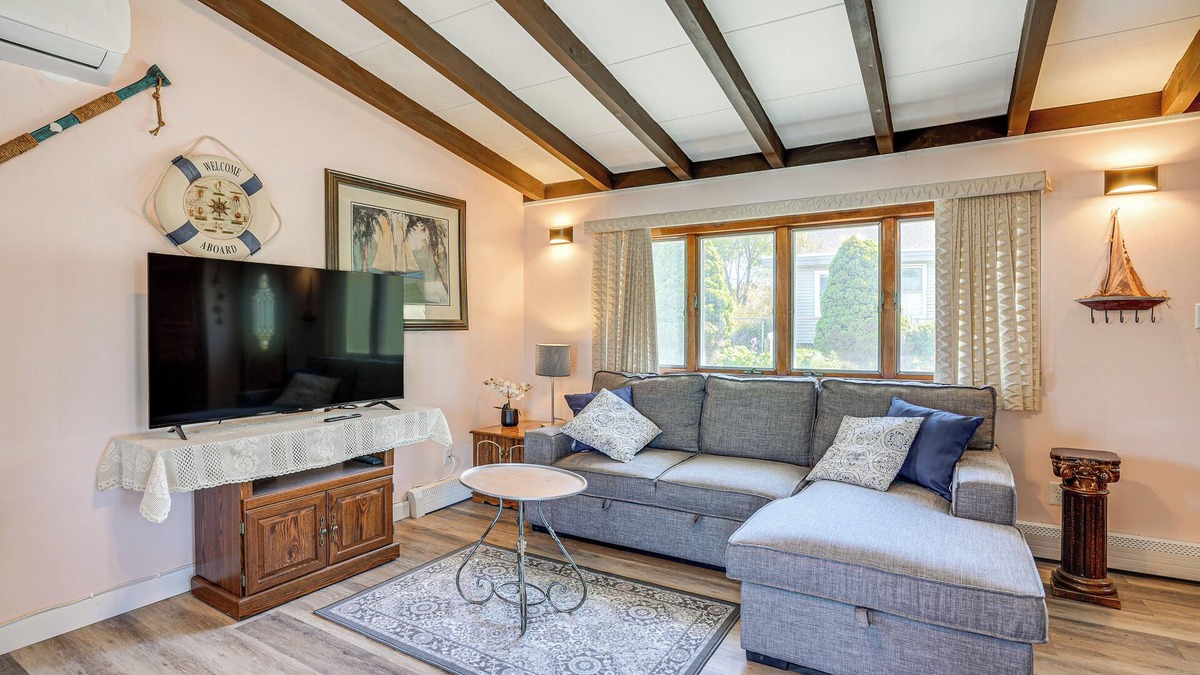 Gloucester House | Massachusetts Abode w/Deck & Grill: Near Beaches!