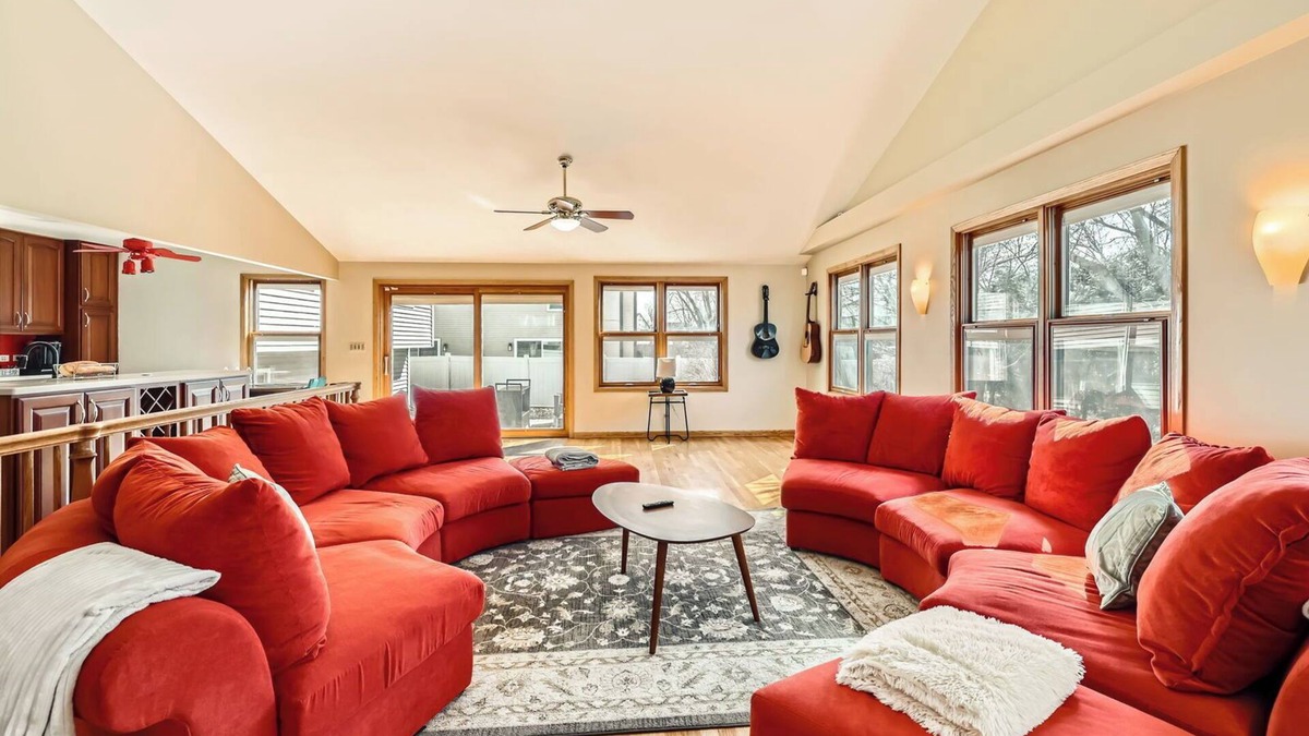 Lake Zurich House | Massive 4BR, 4-level 3,300 sq ft House, WiFi + Pool Table