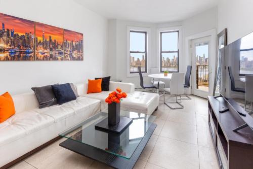 West New York Apartment | Massive 7-Bedroom 4-Bathroom Duplex 20 min to NYC