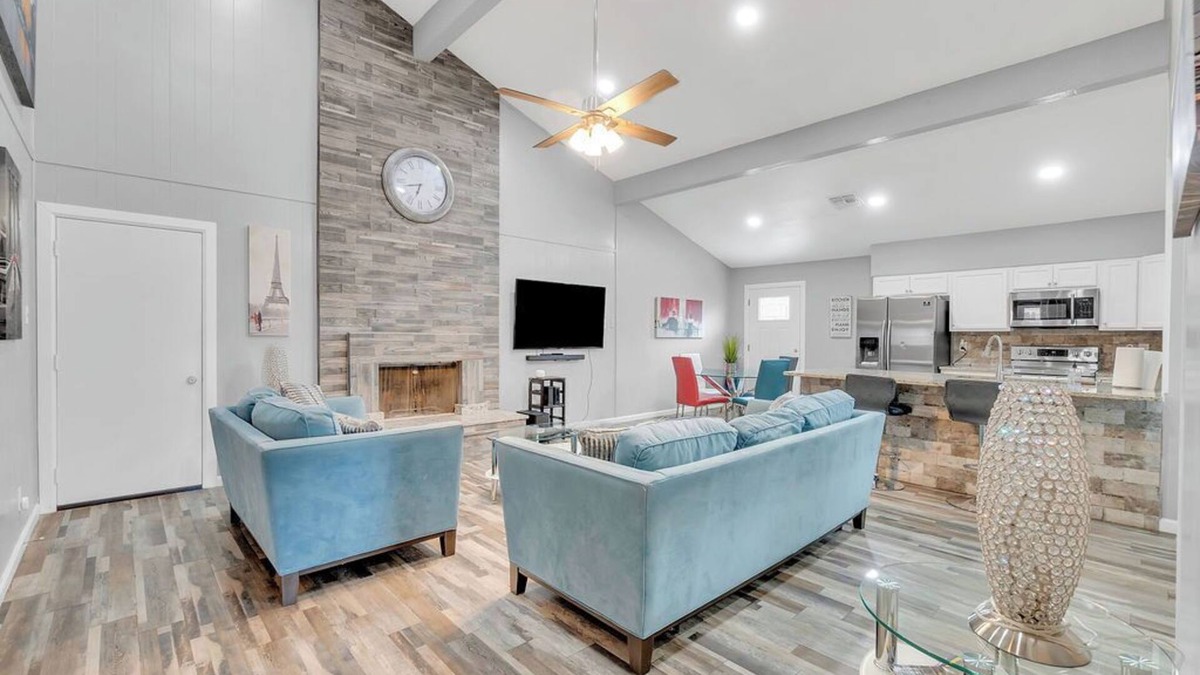 Leon Valley House | Massive 9 Bedroom Retreat in Great Location | San Antonio