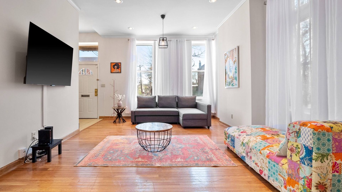 The Gate House | Massive Downtown Area Home. sleeps 14