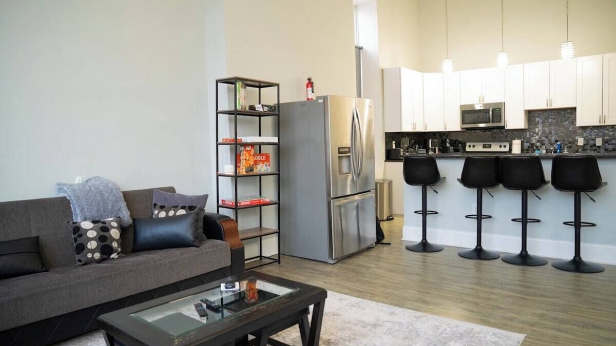Downtown Baltimore Apartment | Massive Downtown Penn Station apt w/parking