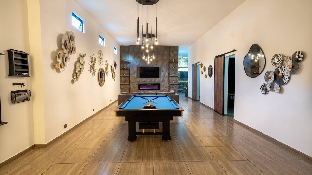 El Poblado Apartment | Massive Jacuzzi - 6 Bedroom with Private Bathroom - 1 block from LLeras P11