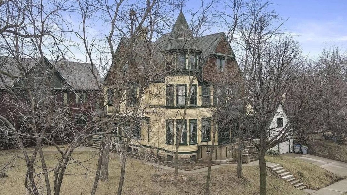 Marquette House | Massive Victorian Mansion with Pool Table! 1 mi to DT