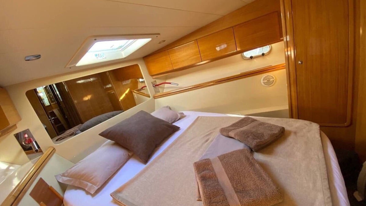 Trieste City Centre Boat Rental | MASTER BEDROOM WITH BATHROOM ON EXCLUSIVE YACHT IN DOWNTOWN TRIESTE