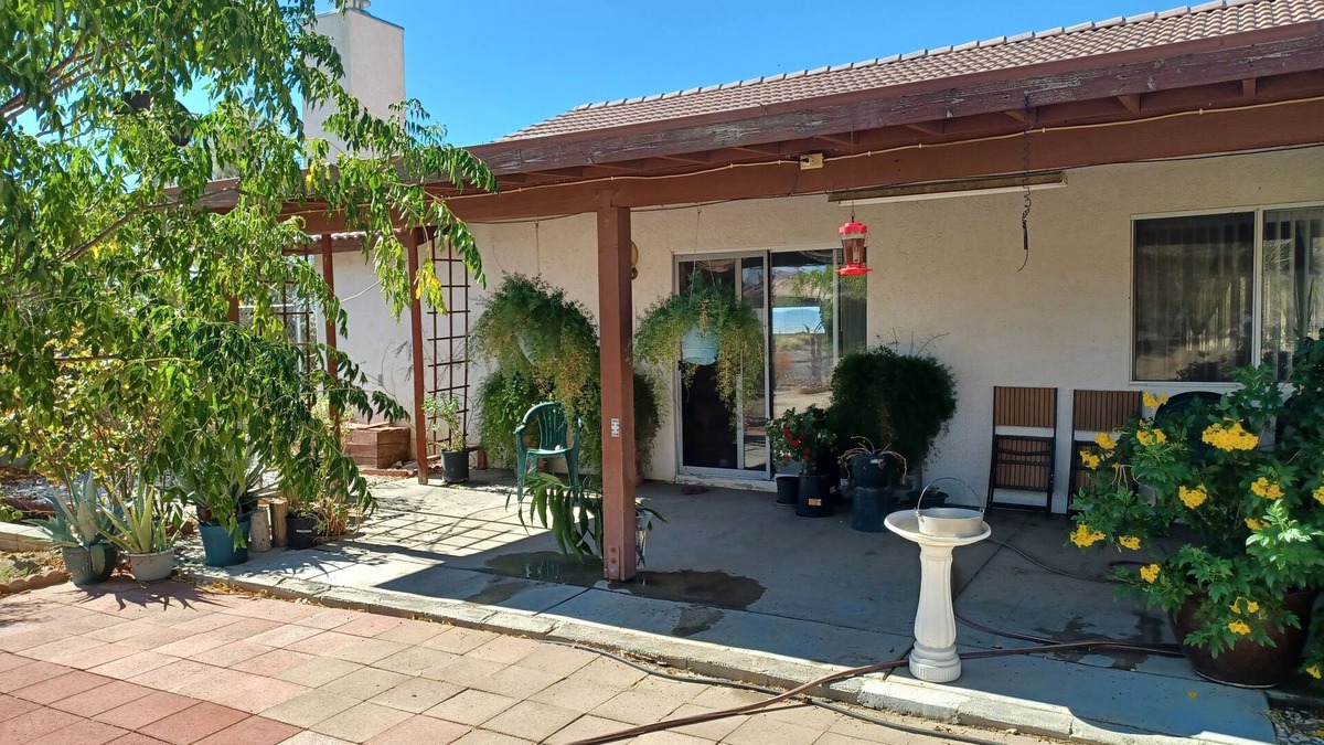 Victorville House | MASTER BR - Safe Apple Valley, Full Bath-AC-WiFi-kitchen-laundry-patios- parking