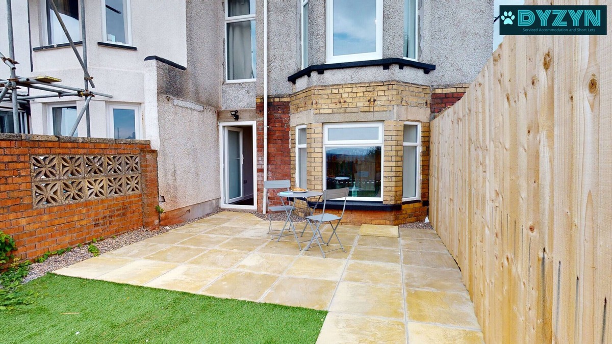 Newport Apartment | Mathieson House 1 - Garden - Parking - By DYZYN