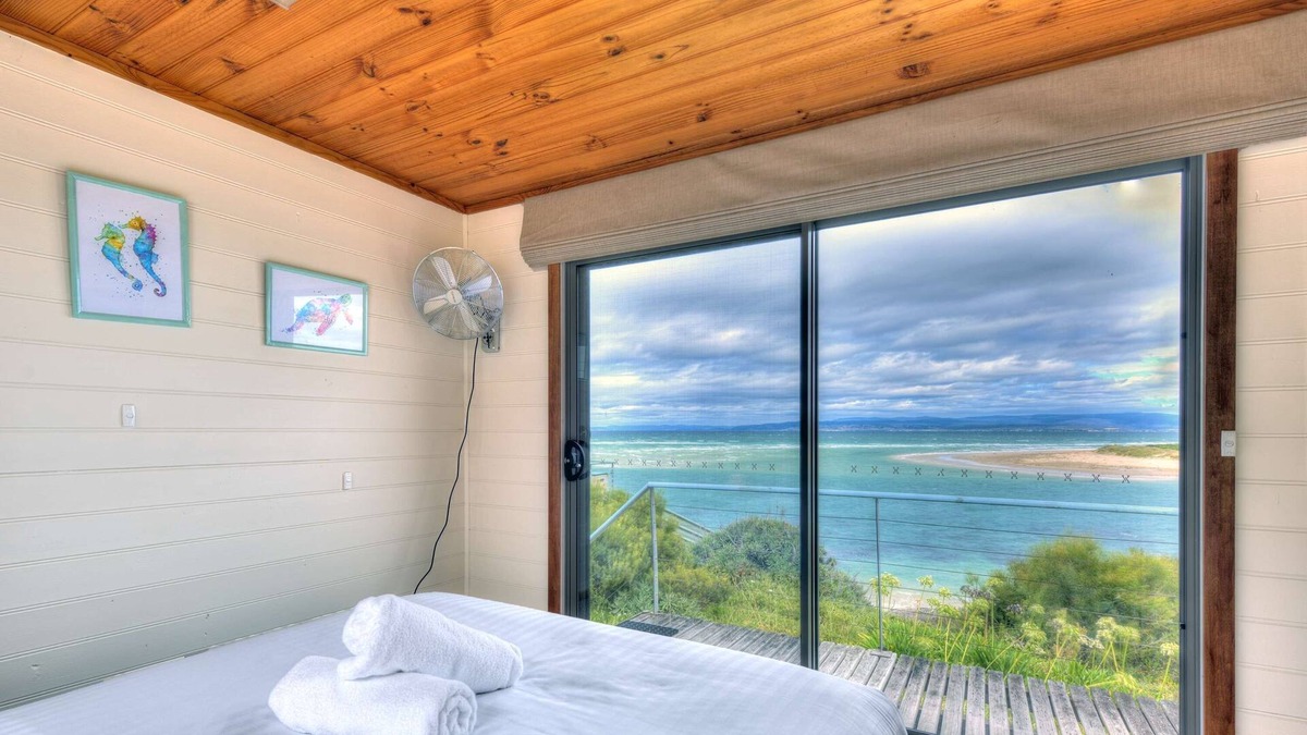 Coles Bay House | Mauroma - Beachfront property!