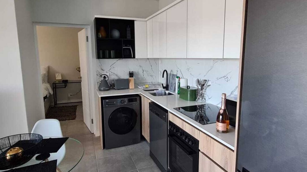 Greater Johannesburg Metropolitan Area Apartment | Mawuya Tigashire #89 Executive Apartments @Munyak