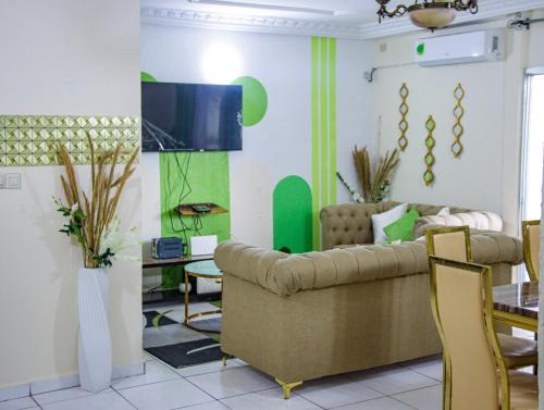 Douala Apartment | Maxim Hous, Central au Rond point Maetur Bonamoussadi, Fibre Optique, Groupe électrogène, Forage, Parking, Netflix, Canal Sat, Balcon emmenagé