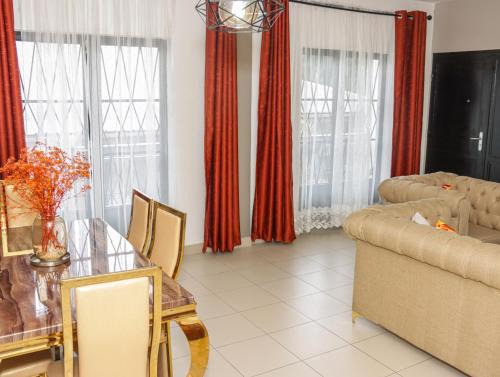 Douala Apartment | MAXIM HOUSE, Denver, 24h sur 24 Internet, Electricité, Eau, Canal Sat, Parking Privé, Sécurité,Gardien