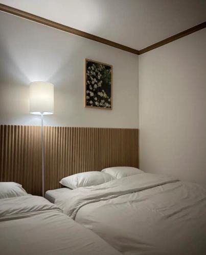 Sinchon-dong Villa | Maximum 6 people, Hongik University Station 7 minutes, Airport Bus, Free Luggage Storage, 3 Rooms, 3 Queen Beds