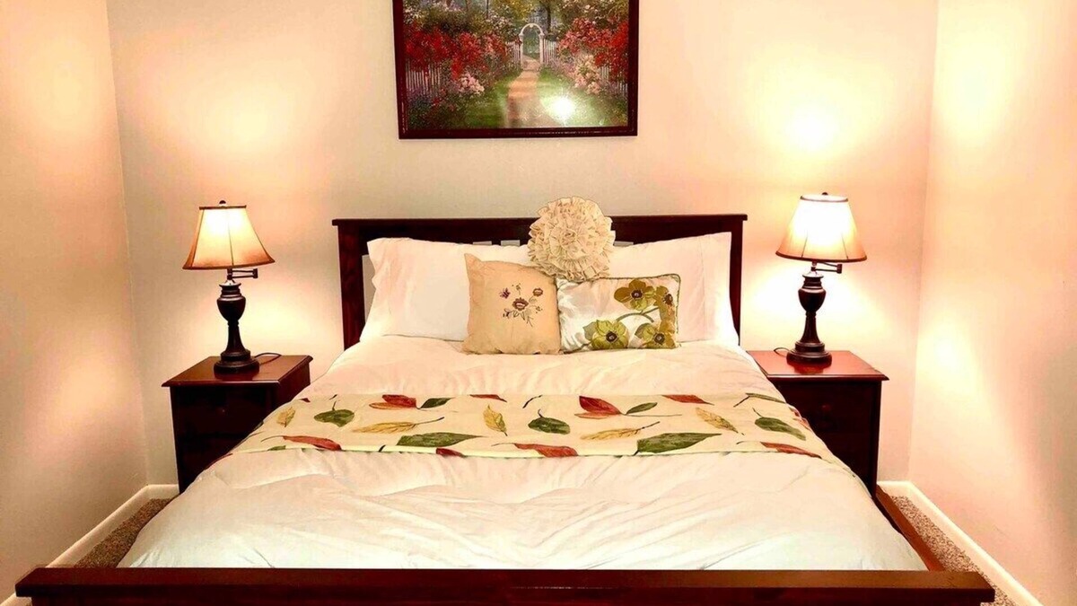 Tyler House | MAY'S FLOWERS , Stylish 4 Bedroom house, High Speed Internet, Equipped Kitchen