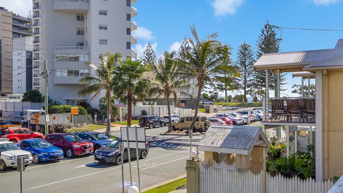 Coolangatta Apartment | Maybury Unit 1 Only 70 Metres walk to Rainbow Bay beach, Coolangatta with Wi-Fi included.