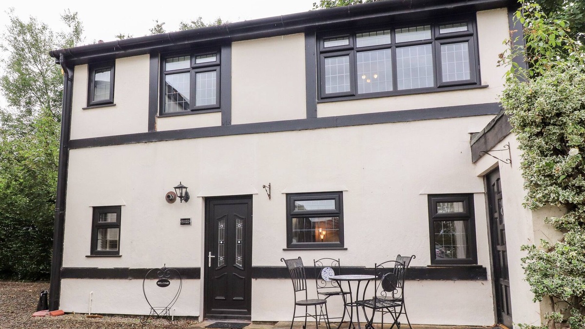 Blackpool House | MAYFIELD COTTAGE, family friendly, with pool in Blackpool