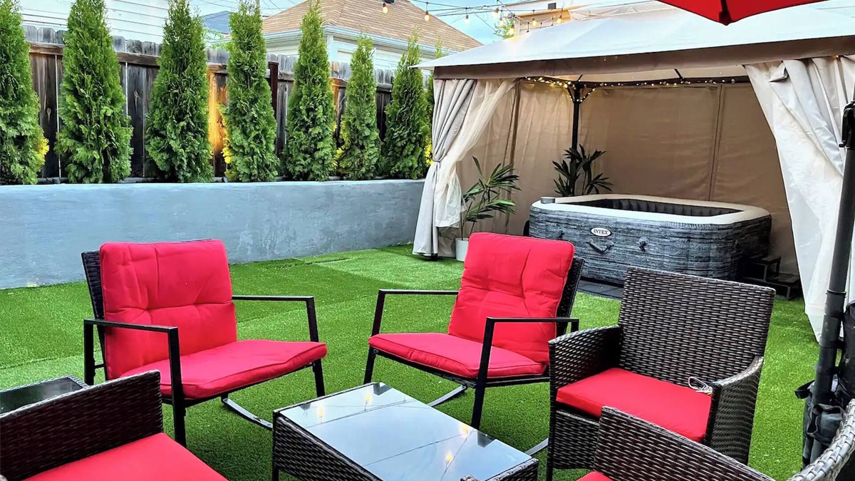 Bridgeport House | Mayors Manor, Zen Garden Oasis, Hot Tub & Sauna in Central Chicago, 8-12 guests