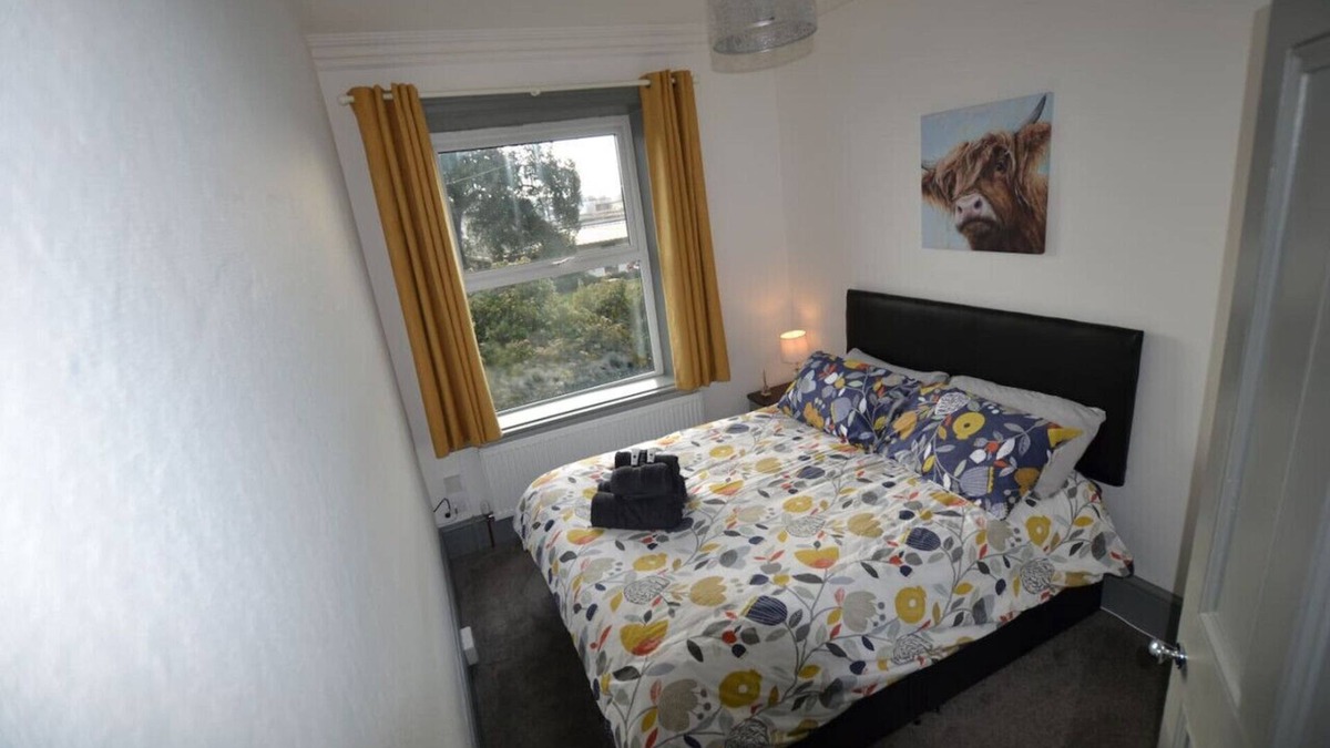 Salisbury Condo | Maytree 2 Bed Apartment – Stayseekers